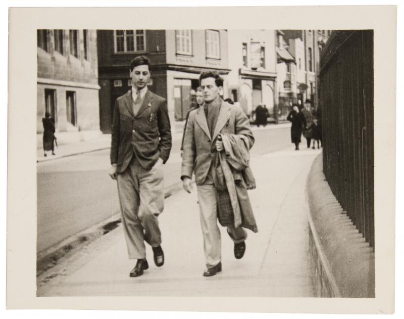 Topical Pictures, Francis Skinner und Ludwig Wittgenstein in einer Straße in Cambridge, rückseitig von Wittgenstein für Ludwig ­Hänsel beschrieben: „Dieses schöne Bild zeigt mich + einen Freund in einer Straße von Cambridge.“, 1935 © Wittgenstein Archive Cambridge, Foto: Leopold Museum, Wien/Manfred Thumberger