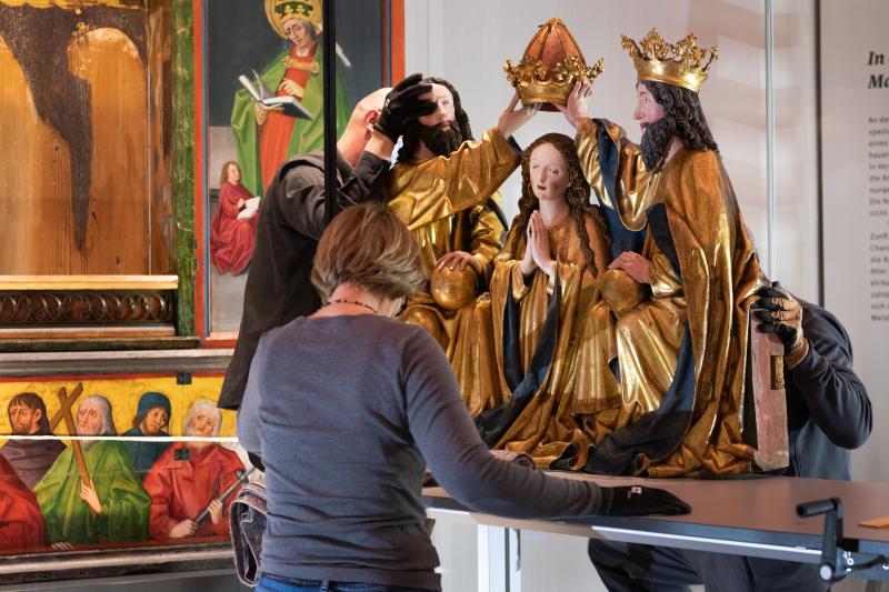 Einbringung des Altarretabels aus dem Kloster Lichtenstern (1465/70) nach der Restaurierung in die eigens für den Altar gebaute Großvitrine im Dezember 2021, Landesmuseum Württemberg © Landesmuseum Württemberg, H. Zwietasch, J. Leliveldt