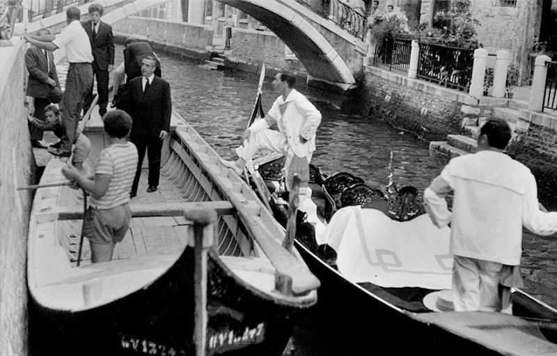 L'Enterrement de la Chose de Tinguely, In der Gondel stehend hinten links Jean-Jacques-Lebel und Frank Amey © Cameraphoto Venezia, The Getty Research Institute, Research Library, Fonds Allan Kaprow /  Archives Lebel