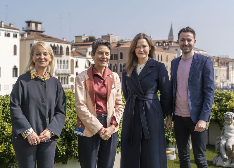 Pressekonferenz zu „Surrealismus und Magie. Verzauberte Moderne" in der Peggy Guggenheim Collection, Venedig. V.l.n.r.: Ortrud Westheider, Direktorin, Museum Barberini, Karole P. B. Vail, Direktorin, Peggy Guggeneheim Collection, Gražina Subelytė, Kuratorin, Peggy Guggenheim Collection, Daniel Zamani, Kurator, Museum Barberini, © Matteo De Fina