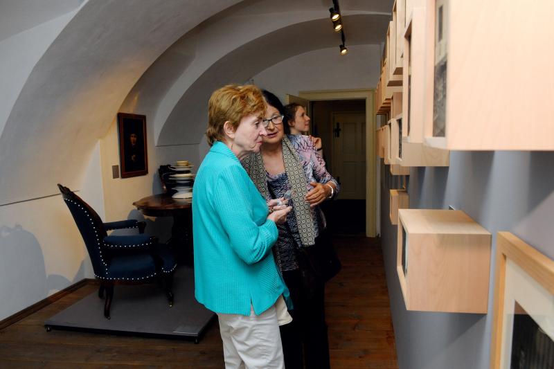 Besucherinnen in der Ausstellung DER PRIVATE JOSEF HOFFMANN. Wohnungswanderungen, Brtnice, 2015 © MG Brno