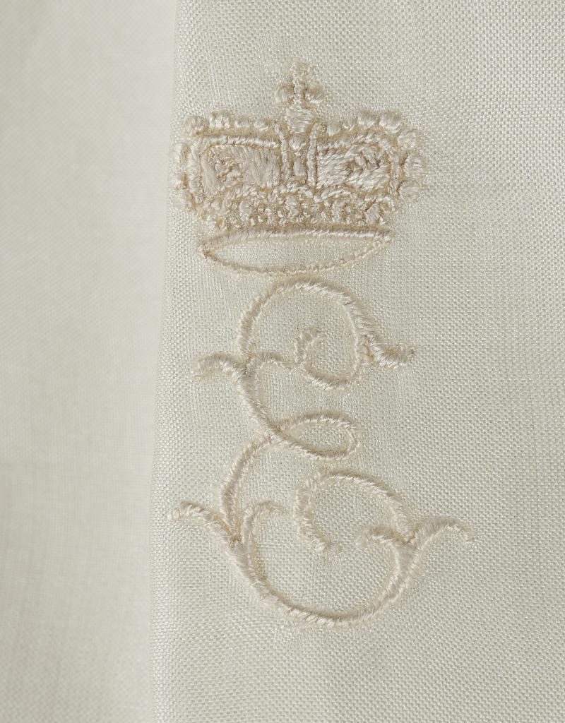 Kaiserin Elisabeth von Österreich: Kinderkleid, Seide, rückseitig 3 Knöpfe, weiß gesticktes Monogramm "E" mit bayrischer Krone, Länge circa 80 cm, um 1840. Unterkleid der circa 3-jährigen Elisabeth aus feinster Seide in hervorragender Qualität und Erhaltung. Es handelt sich hier um eines der ganz wenig erhaltenen Kleidungsstücke aus der frühen Kindheit der späteren Kaiserin. Provenienz: Haus Habsburg. Schätzwert €  5.000 – 10.000