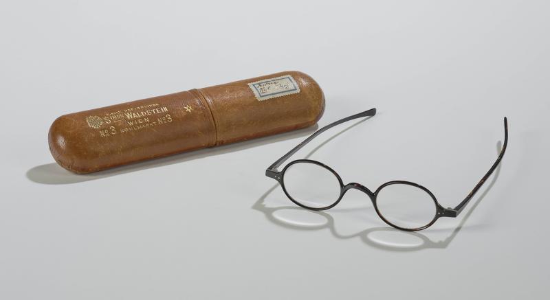 Kaiser Franz Joseph I. von Österreich: Persönliche Brille des Kaisers, Schildpatt, Breite 18 cm, in originalem Lederfutteral mit Firmenbezeichnung "K. und K. Hof-Optiker Simon Waldstein Wien Kohlmarkt No. 3", altes Etikett: "Brille Weil. S. Maj.", um 1914.  Typische persönliche Lesebrille aus den letzten Lebensjahren des Kaisers. erzielter Preis € 12.160