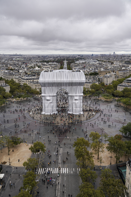 Christo-& Wolfgang Volz, Arc de Triomphe,Motiv 16Arc de triomphe, Motiv 16, Fotografie; 66,5&100 cm. Preis auf Anfrage.