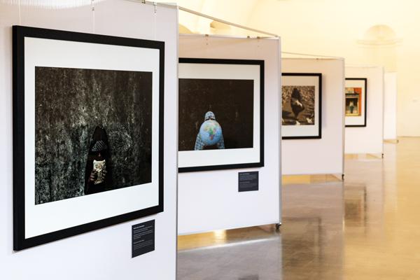 Ausstellungsansicht:: "2. DEUTSCHER FRIEDENSPREIS FÜR FOTOGRAFIE"