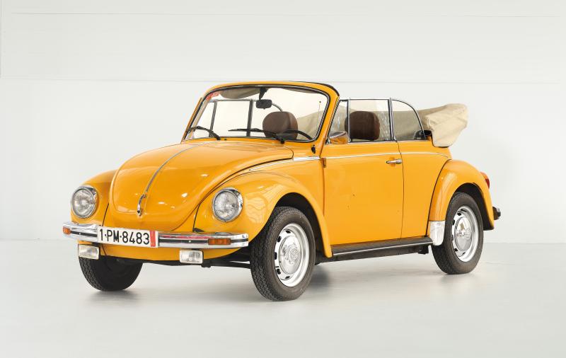 Lot 86: 1975 Volkswagen 1303 Cabriolet Ex-Dr. Bruno Kreisky. Das Käfer-Cabrio von Dr. Bruno Kreisky. Gefahren von ihm an seinem Zweitwohnsitz auf Mallorca. Weitgehend im Originalzustand erhalten. Vielfach medial dokumentiert. Schätzwert € 30.000 - 40.000) erzielter Preis: 85.100 Euro