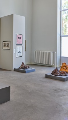 Kunst nach der Shoah - Wolf Vostell im Dialog mit Boris Lurie, Ausstellungsansicht Kunsthaus Dahlem 2022. Foto: Günter Lepkowski, (c) Lurie Art Foundation, New York.