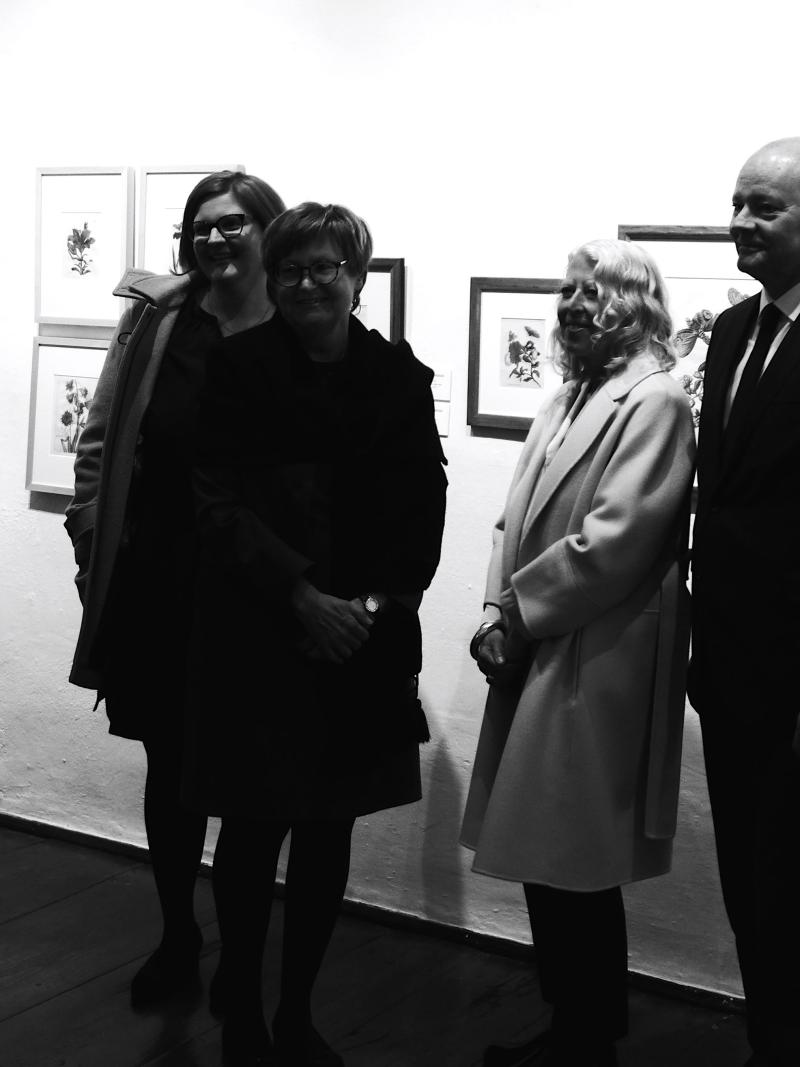 Ausstellungseröffnung: v. l. n. r. MMag. Julia Schuster,  Dr. Erika Schuster, Frau Klor-Berchtold, Michael Klor-Berchtold (c) findART.cc Foto frei von Rechten.