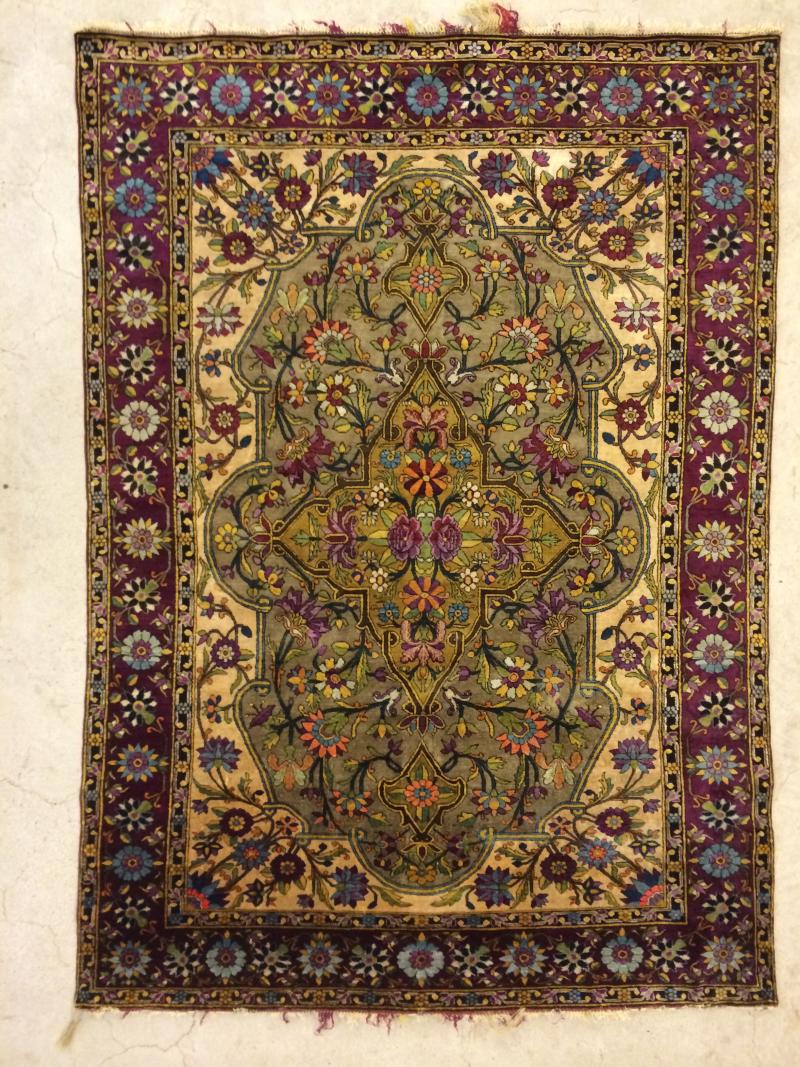 Bagherpur Knüpfwerke seit 1971, Stand 11 - Teheran Seide, ca. 1860 – 1870 Teheran - Iran, 120 x 180 cm Feinste Manufakturarbeit, wahrscheinlich höfische Bestellung Dieser Teppich ist Teil eines Pärchens, der Zwilling befindet sich im Iranischen Teppichmuseum in Teheran