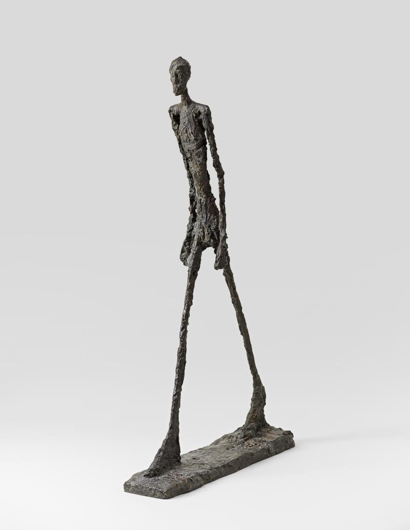 Alberto Giacometti, Schreitender Mann II (L’Homme qui marche II), 1960  Bronze, Exemplar 4/6; bezeichnet, «Susse Fondeur Paris», 188,5 x 29,1 x 111,2 cm Fondation Beyeler, Riehen/Basel, Sammlung Beyeler © Succession Alberto Giacometti/2022, ProLitteris, Zurich Foto: Robert Bayer, Basel