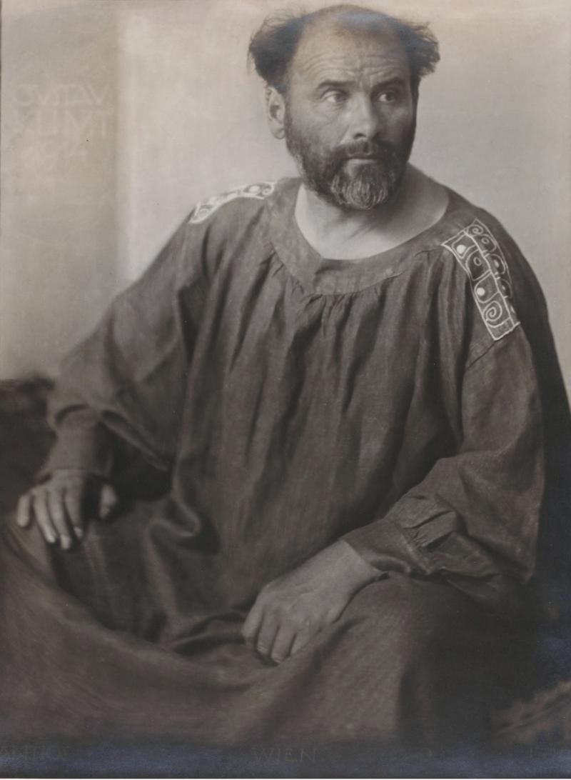 Gustav Klimt im Malerkittel, fotografiert von Anton Josef „Antios“ Trčka, 1914