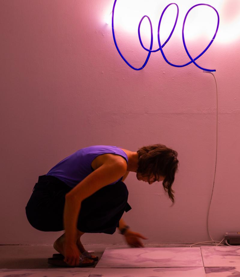 Claudia Kübler bei der Installation von , Regolith I, 2018 Ausstellungsansicht Kunsthalle Luzern, transformative Bodeninstallation mit Neonzeichnung (encore, encore), Gips, Schellack, 36 m2 Foto: Philip Frowein, Courtesy of the artist