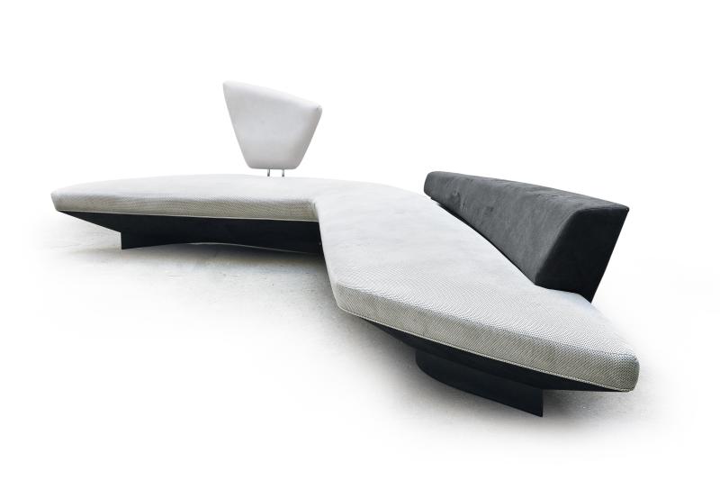 "Woosh"-Sofa, Entwurf Zaha Hadid 1985 / 1986, für Edra / Italien, geformtes Schichtholz, dunkel lackiert, Schaumstoffpolsterung, Schätzwert € 30.000 - 50.000