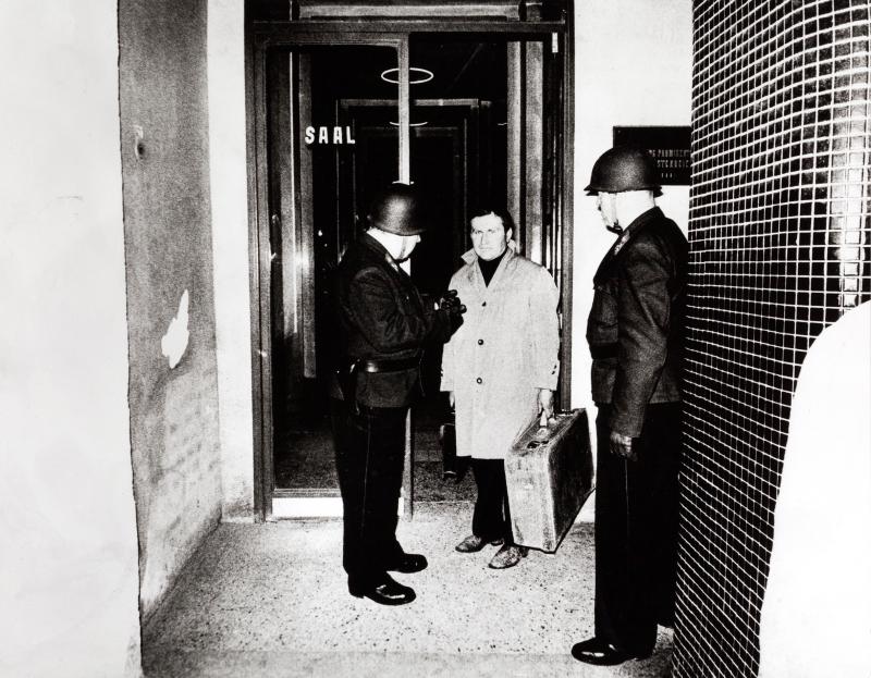 Hermann Nitsch mit zwei Polizisten, anlässlich der 23. Aktion im Rahmen des Zock-Festes Wien, 21.4.1967 Foto: unbekannt © Hermann Nitsch