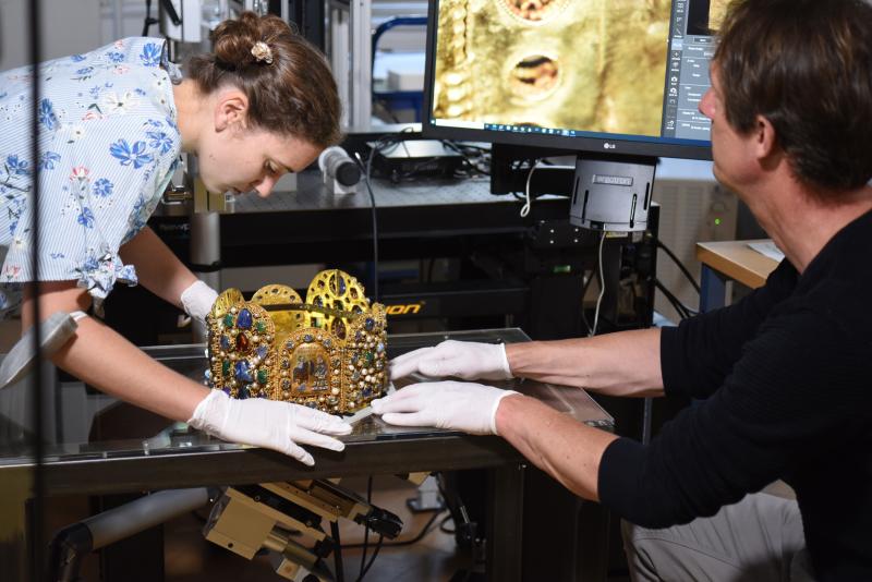 Untersuchungen mit dem 3D-Digitalmikroskop Teresa Lamers und Herbert Reitschuler bei der Positionierung des Kronreifs im Rahmen der Untersuchung mithilfe des 3D-Digitalmikroskops © KHM-Museumsverband