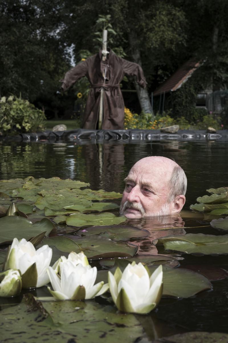 Daniel Pilar: Portät Niklas Frank, fotografiert im Teich im Garten seines Hauses in Ecklak am 9. August 2017. Farbfotografie.  © Courtesy Daniel Pilar