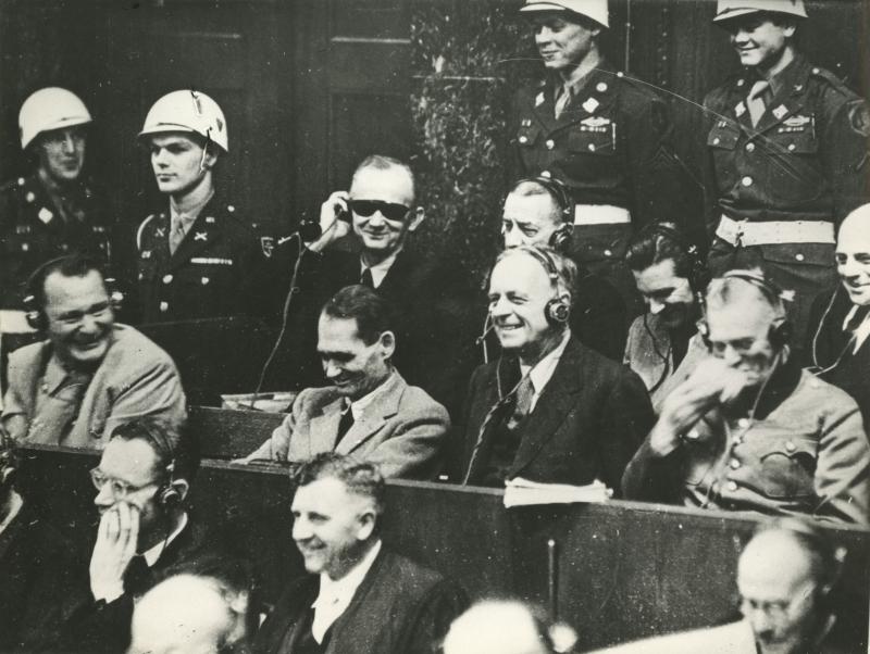 Nürnberger Prozesse: Bank mit Angeklagten des NS-Regimes, 1945. Fotografie, Deutsches Historisches Museum.  © Presse-Foto Röhnert/Deutsches Historisches Museum