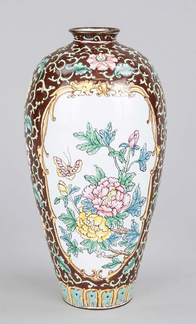 Los: 6002 Vase Kanton-Emaille, wohl Südc Startpreis 120 EUR  Vase Kanton-Emaille, wohl Südchina 18./19.Jh., Messingkorpus mit polychromem Emaille-Überfang, Blumen und Schmetterlinge in von Ranken umgebenen Bildfeldern, best. teilrestauriert, H 23cm