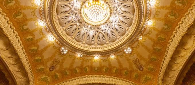 © Catherine Stukhard  —  Die beeindruckend verzierte Kuppel der Oper von Vichy mit zahlreichen Golddetails