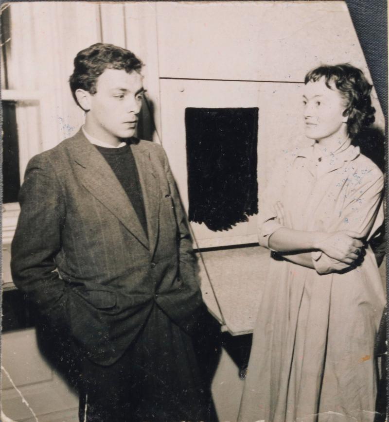 Gertie Fröhlich, Arnulf Rainer und Gertie Fröhlich in der Galerie St. Stephan, um 1955 Fotografie © Estate Gertie Fröhlich