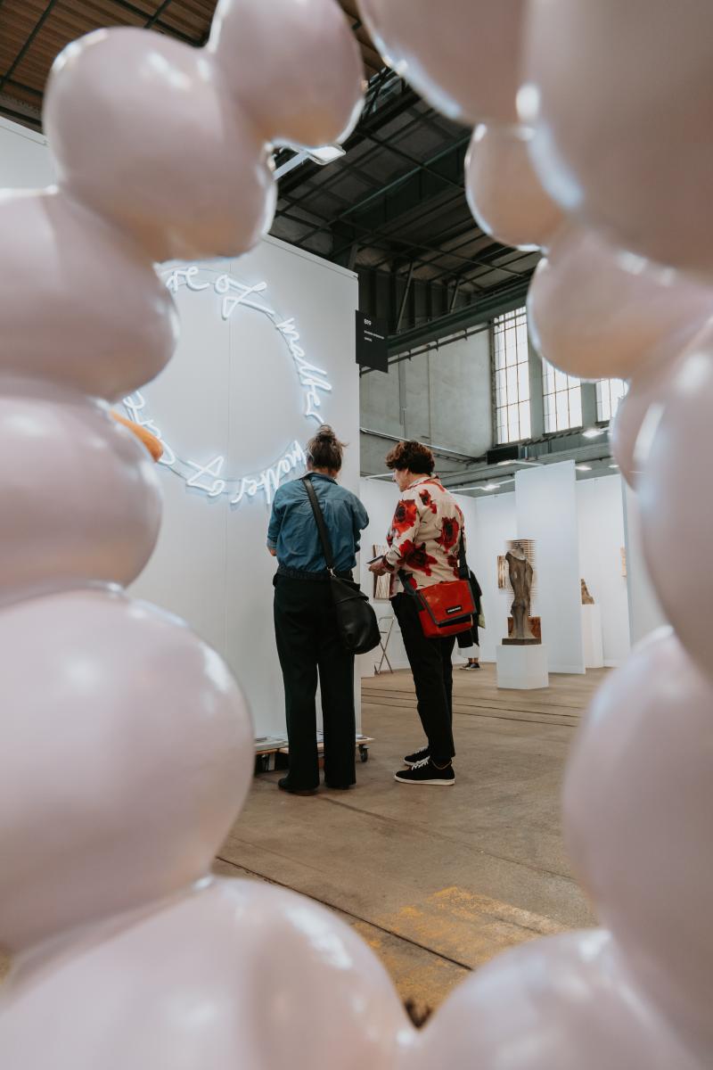 POSITIONS Berlin Art Fair 2022 | credits: Clara Wenzel-Theiler Alle Texte und Bilder frei zum Abdruck. Über Belegexemplare freuen wir uns.