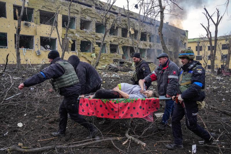 WORLD PRESS PHOTO DES JAHRES Luftangriff auf das Entbindungskrankenhaus von Mariupol (Mariupol Maternity Hospital Airstrike) © Evgeniy Maloletka, Associated Press