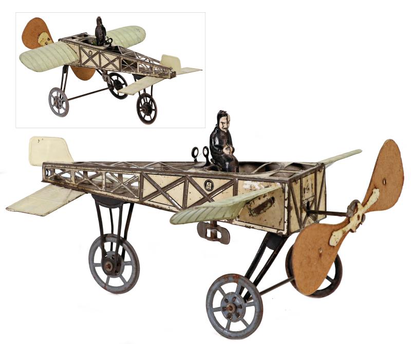 GÜNTHERMANN  Flugzeug, uralt, 22 cm, Blech, lithogr., Seitenruder, möglicherweise ergänzt, Uhrwerk intakt, Fliegerfigur liegt lose bei, Limit: 280 €