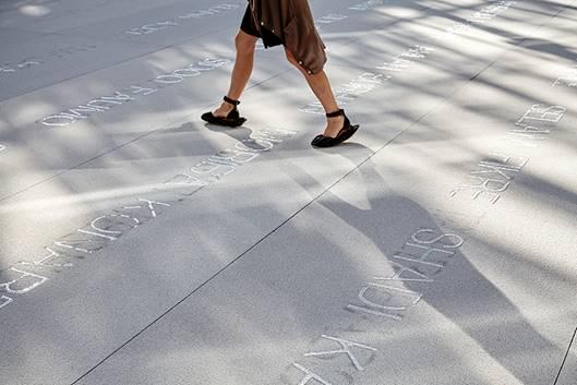 Doris Salcedo, Palimpsest, 2013–2017, Hydraulik, gemahlener Marmor, Harz, Korund, Sand und Wasser; Objektmass variabel © the artist. Foto: © Joaquín Cortés - Román Lores