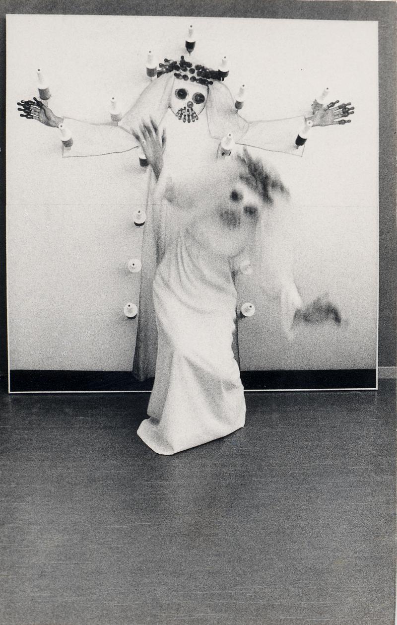 Renate Bertlmann, Wurfmesserbraut (Braut vor der Braut), 1979  © Renate Bertlmann / Bildrecht, Wien 2022  courtesy: Renate Bertlmann