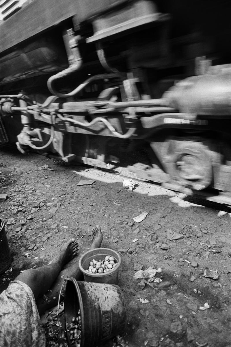 Daniel Schwartz, Beim Rüsten in einer informellen Siedlung an der Strecke zum Pasar Senen Bahnhof. Jakarta, Indonesien, 11. November 1994 Fotografie, © 2023 Daniel Schwartz / VII, ProLitteris, Zürich