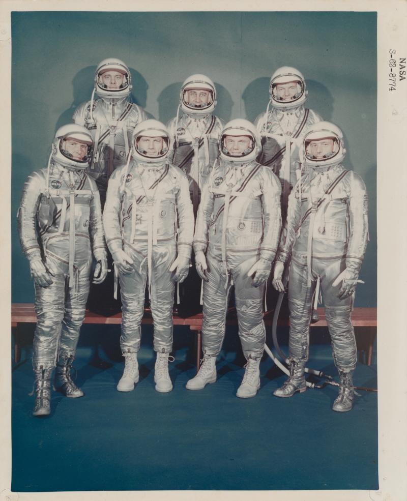 Lot Nr. 1, Crew der Mercury Seven, die ersten Astronauten der NASA, in silbernen Raumanzügen, Farbporträt-Ikone, Juli 1960, 20,3 x 25,4 cm, Foto Ralph Morse, Schätzwert € 1.200 - 1.800, Startpreis € 600