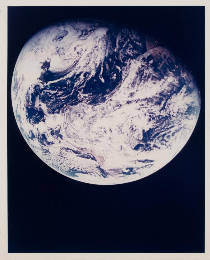 Lot Nr. 58, William Anders (Apollo 8, 21. – 27. Dezember 1968): Das erste von Menschen gemachte Foto des gesamten Planeten Erde, 20,3 x 25,4 cm, Schätzwert € 3.000 – 5.000, Startpreis € 1.500