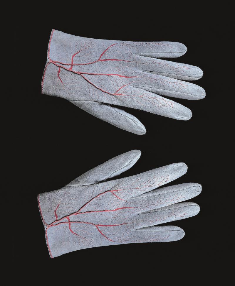 Meret Oppenheim Glove | 1985 | Ziegenwildleder (handgenäht) und Serigrafie | 25,5 x 21 x 2 cm | Für Parkett 4 Ergebnis: € 16.000* *Int. Auktionsrekord für diese Edition