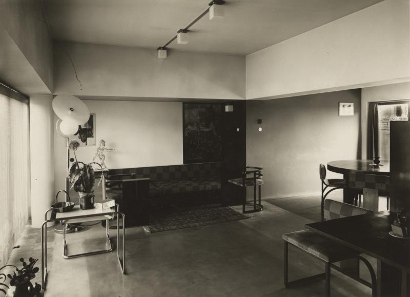 Jiří Kroha, Ohne Titel (Wohninterieur mit Stühlen und Leuchte), Haus Kroha, Brünn, ca. 1931, Arkudes Foundation © VG Bild-Kunst, Bonn 2023