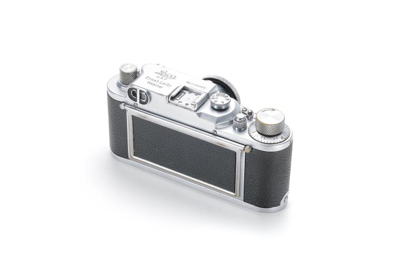 Leica IIIc from 1934, after a starting price of EUR 80,000, finally sold for EUR 400,000.