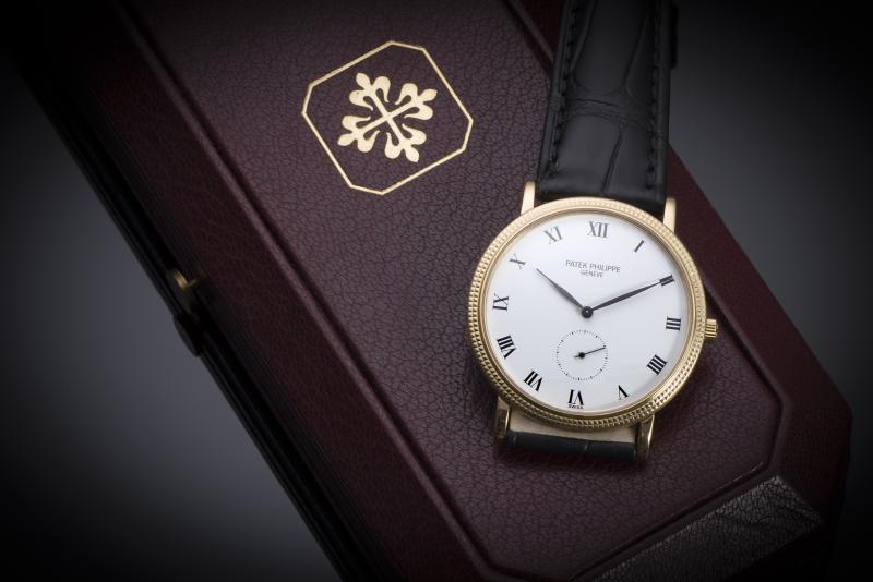 Watch Clous de Paris in gold © Patek Philippe Calatrava © Maison Riondet