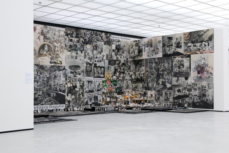 Anna Oppermann, Anders sein („Irgendwie ist sie so anders …“), 1970–1986, Installationsansicht Württembergischer Kunstverein, Stuttgart, 2007 © Courtesy Nachlass Anna Oppermann und Galerie Barbara Thumm