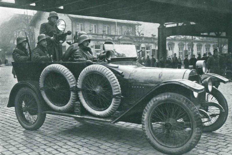 Hamburger Sicherheitspolizei in einem mit Maschinengewehrausgestatteten Auto an der Hochbahn in Hamburg-Barmbek wohl 25.10.1923. Staatsarchiv Hamburg