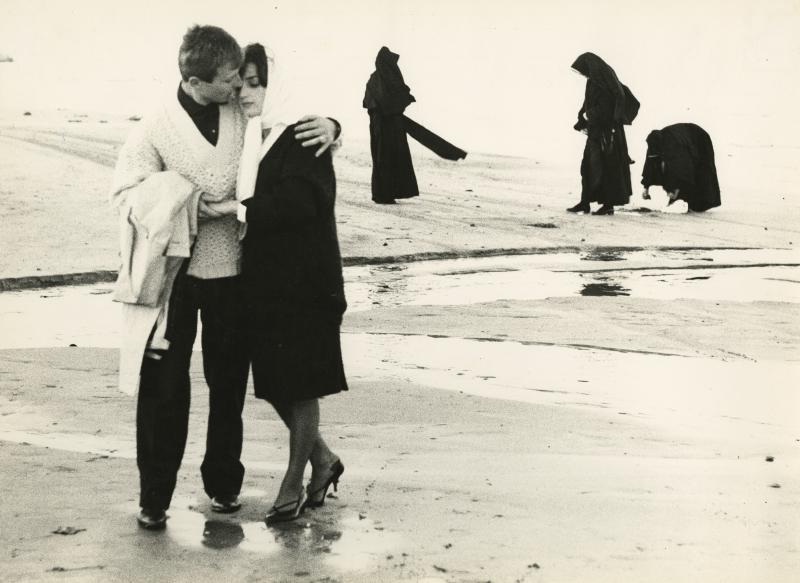 Mario Giacomelli (1925–2000, IT) Ohne Titel Aus der Serie »Un uomo, una donna, un amore«, Italien, 1961 - 1962 Vintage Silbergelatineabzug, 27,5 x 37,5 cm Rückseitig Fotografenstempel, signiert, betitelt und handschr. Vermerke des Fotografen © Mario Giacomelli, courtesy OstLicht. Galerie für Fotografie