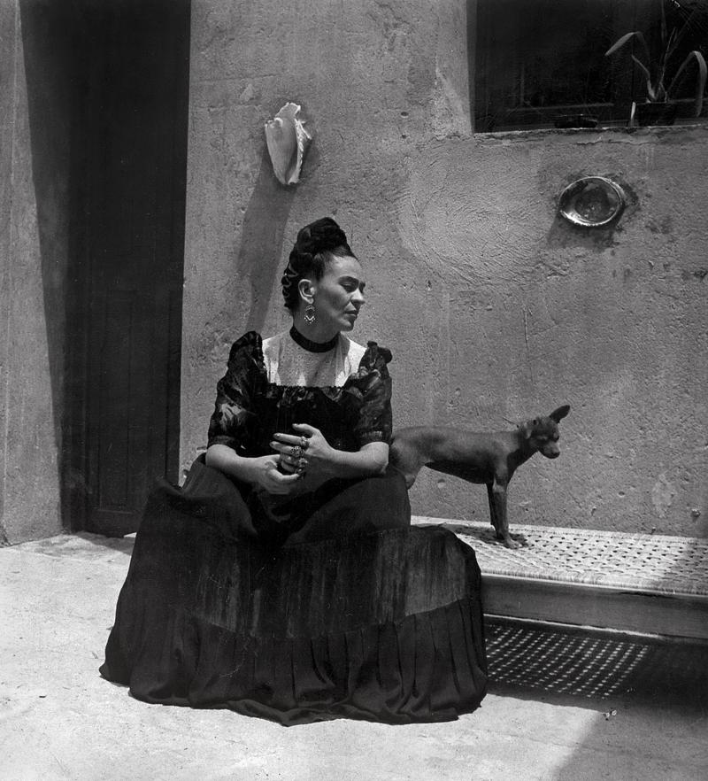 Frida Kahlo, fotografiert von Lola Álvarez Bravo, ca. 1944. Frida Kahlo & Diego Rivera Archives, Bank of Mexico, Treuhänder im Diego Rivera and Frida Kahlo Museum Trust  © VG Bild-Kunst, Bonn 2023