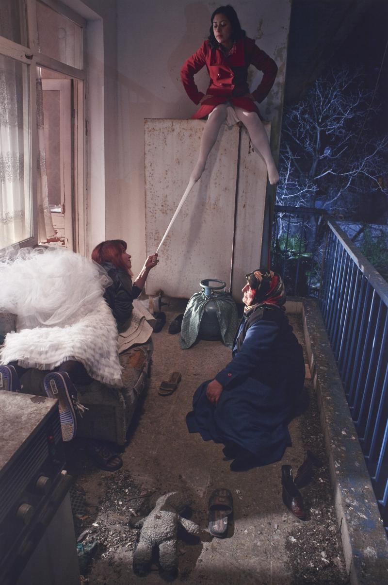 Nilbar Güres, The front balcony, aus der Serie Çirçir, 2010 Lentos Kunstmuseum Linz