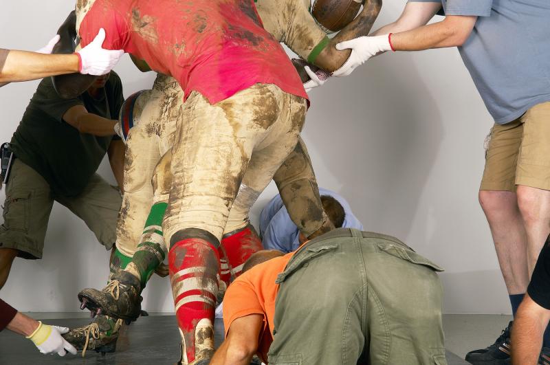 Lisa Rastl, Hands on Hanson aus der Serie Museum im Zustand, 2008 C-Print, 30 x 40cm, gerahmt Foto: Lisa Rastl Werk: Football Vignette, Duane Hanson, 1969, Sammlung mumok