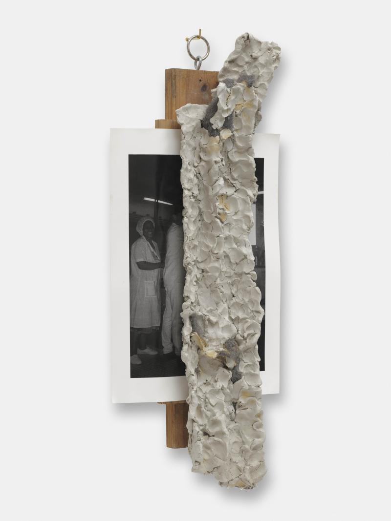 Oscar Murillo, Maria Virgelina Murillo (III), 2015, Ton, C-Print und Holz, Foto: Tim Bowditch und Reinis Lismanis, Courtesy der Künstler