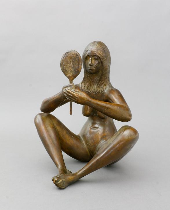 Krause, Karl-Heinz (1924 Angermünde - 2019 Mainz) Mädchen mit Spiegel. 1958/72. Bronzefigur mit brauner Patina. Monogrammiert KHK un