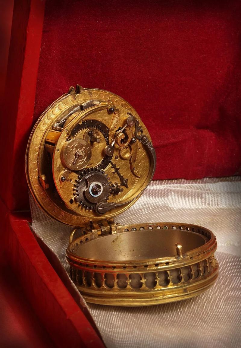 Höchstseltene Taschenuhr, um 1580 reich verziert und ziseliert,, mit Stundenschlag, orginale Vergoldung, Stackfreed. antiquitaeten-moskat.at