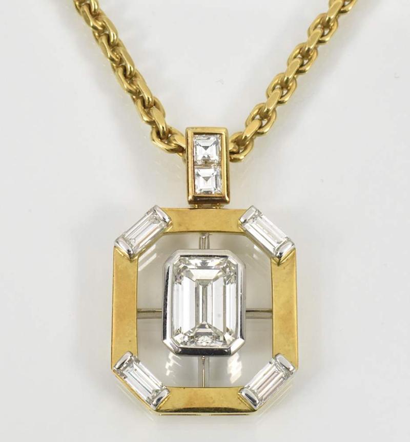 Exquisiter Diamantanhänger. Mittig Diamant in Emerald-Cut (acht-eckig) ca. 2 ct. begleitet von weiteren Diamant-Baguetten zus. ca. 0,65 ct. Feines Weiß (top wesselton) lupenrein. Fassung 18 ct. GG   AUSRUFPREIS: € 6800,-