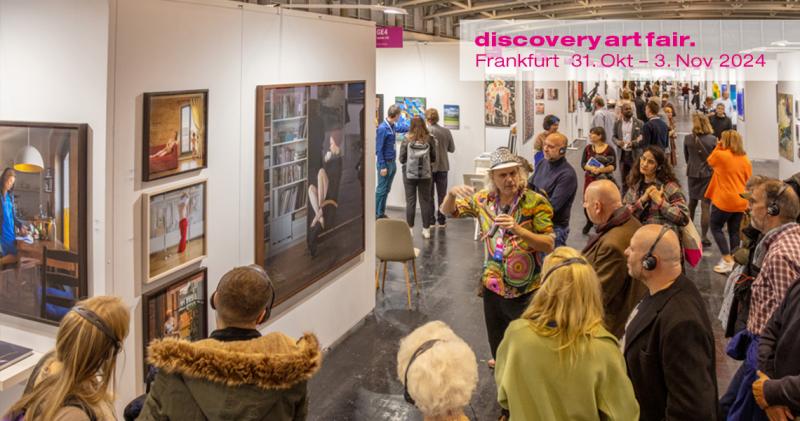 Kunstfans versammeln sich auf der Frankfurter Kunstmesse