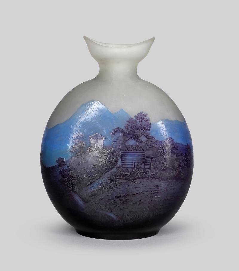 00001 Emile Gallé, sig.  farbloses Glas, blau-violett überfangen, geätztes Dekor ‚Ligne Bleu des Vosges‘, auf mattiertem Grund, H = 44,5 cm  Ausruf€ 1.800,–