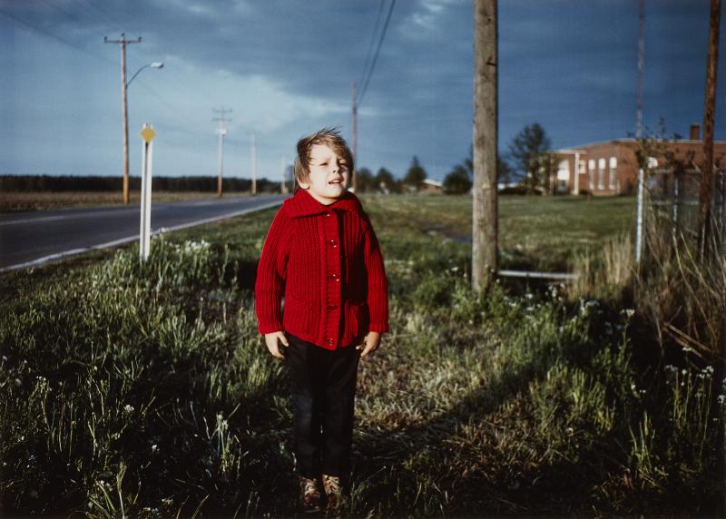 William Eggleston Ohne Titel (Boy in Red Sweater) 1971 Dye Transfer-Abzug 1996. 32,2 x 45,1 cm (39 x 48,6 cm). Schätzpreis € 20 / 30.000