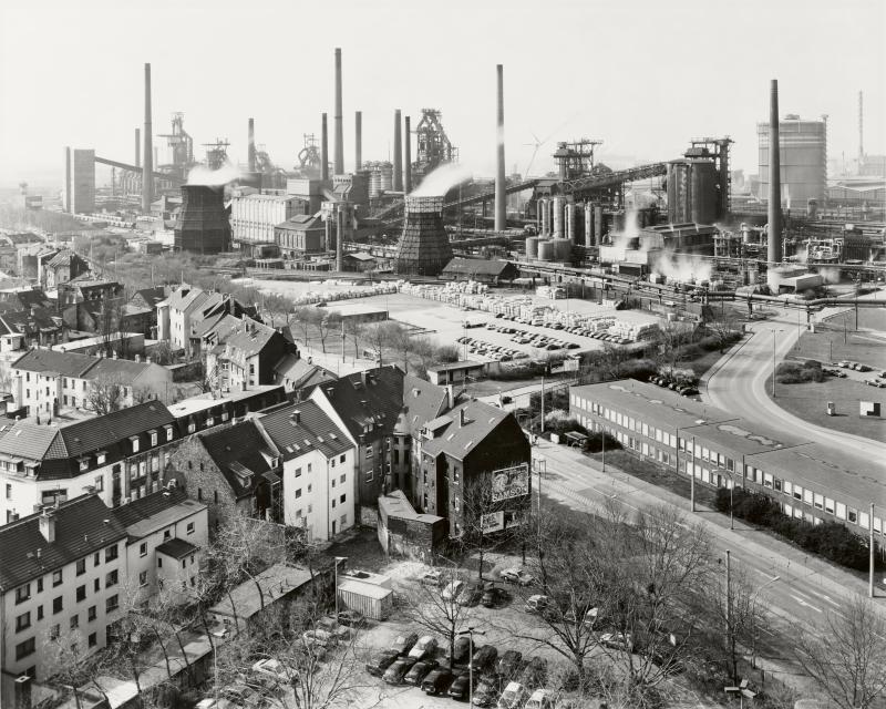 Bernd und Hilla Becher  „Hüttenwerk Duisburg-Bruckhausen, Ruhrgebiet“ von 1999 8100 Euro